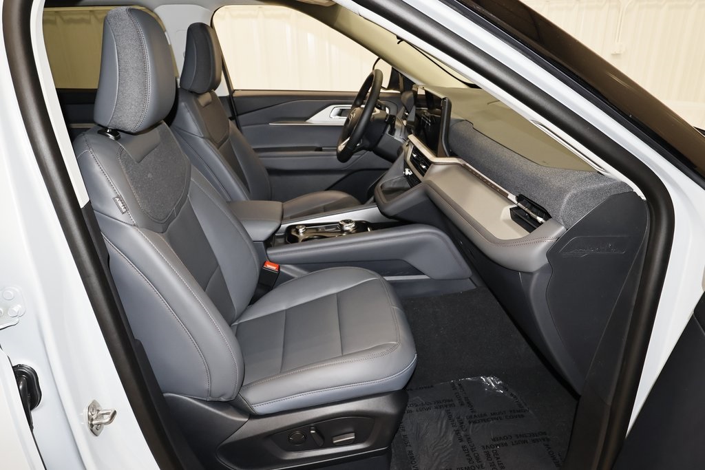2025 Ford Explorer photo 18