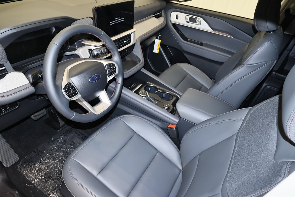 2025 Ford Explorer photo 28