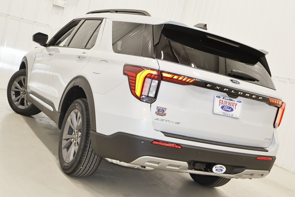 2025 Ford Explorer photo 30