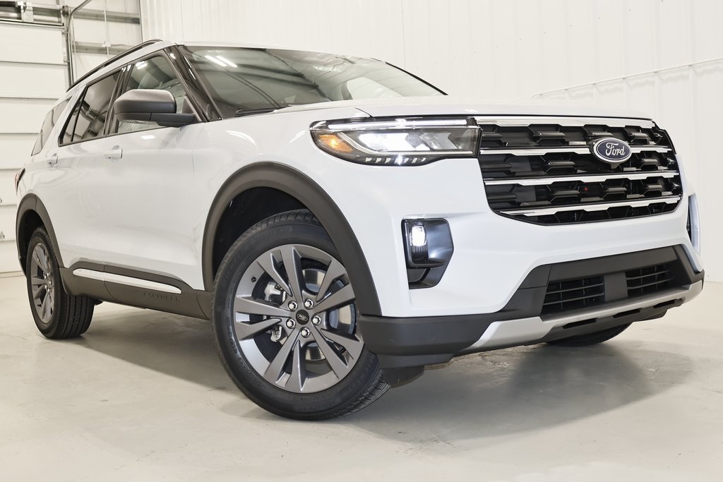 2025 Ford Explorer photo 32