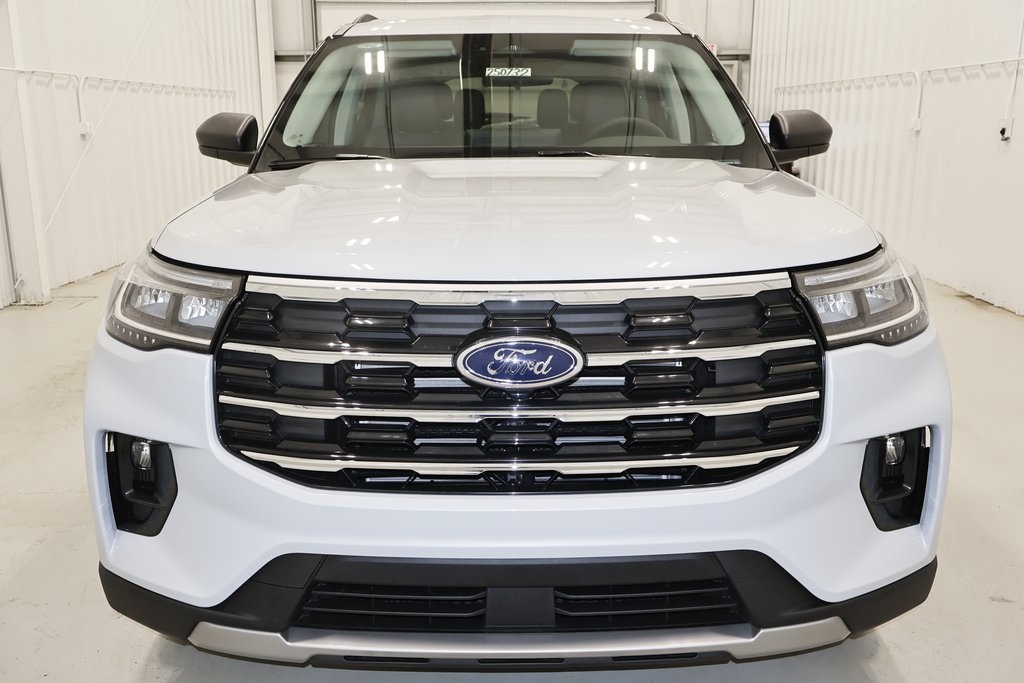 2025 Ford Explorer photo 3