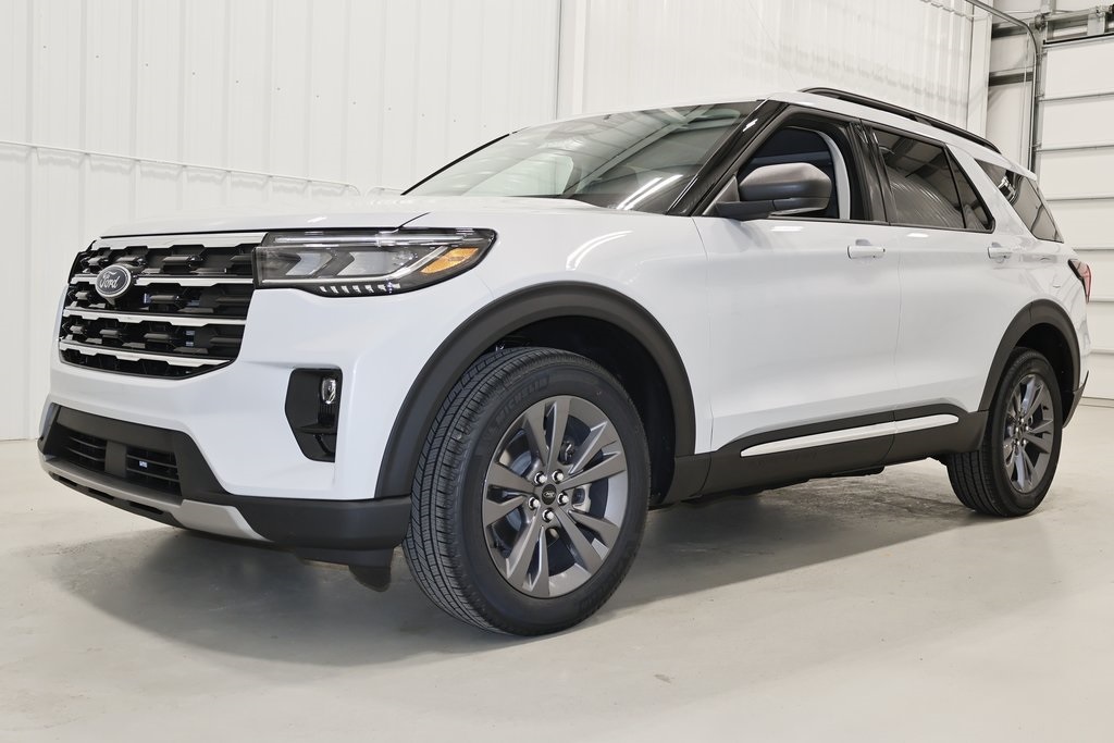 2025 Ford Explorer photo 4