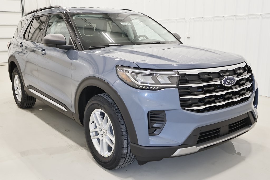 2025 Ford Explorer photo 2