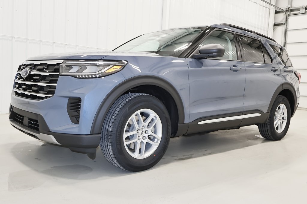 2025 Ford Explorer photo 4