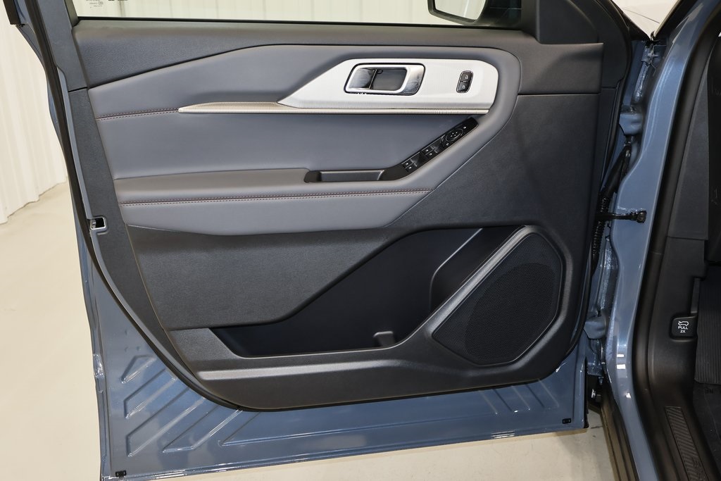 2025 Ford Explorer photo 9