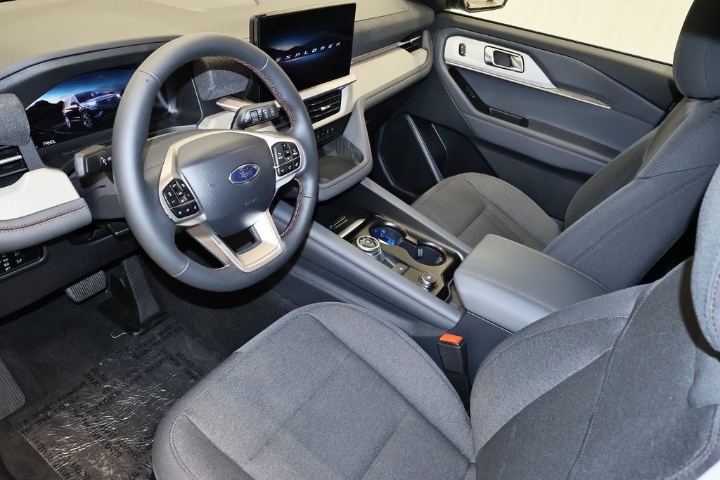 2025 Ford Explorer photo 26