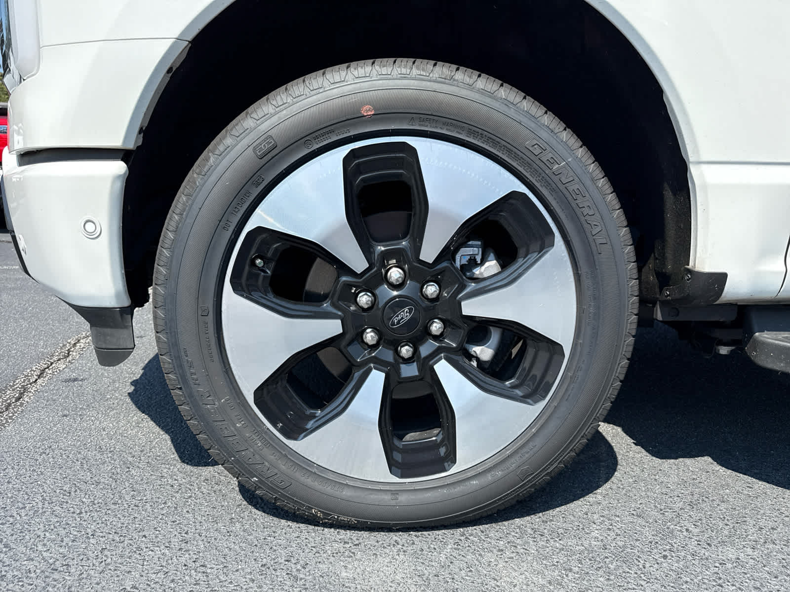 2023 Ford F-150 Lightning Platinum photo 38
