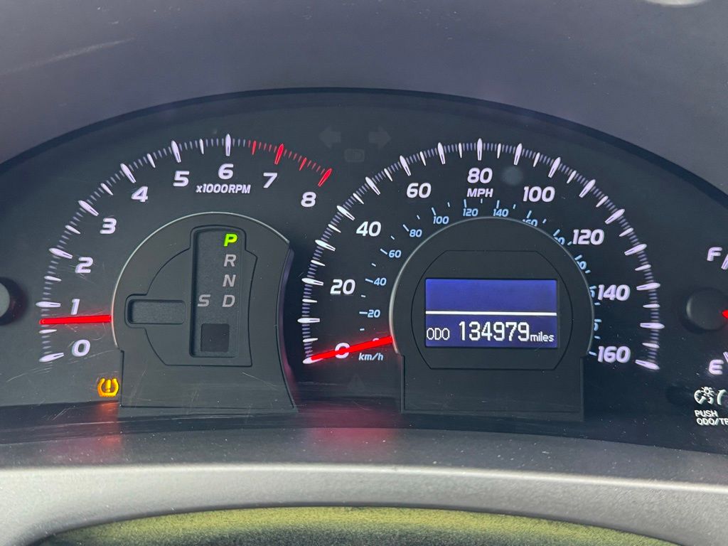 2011 Toyota Camry XLE photo 17