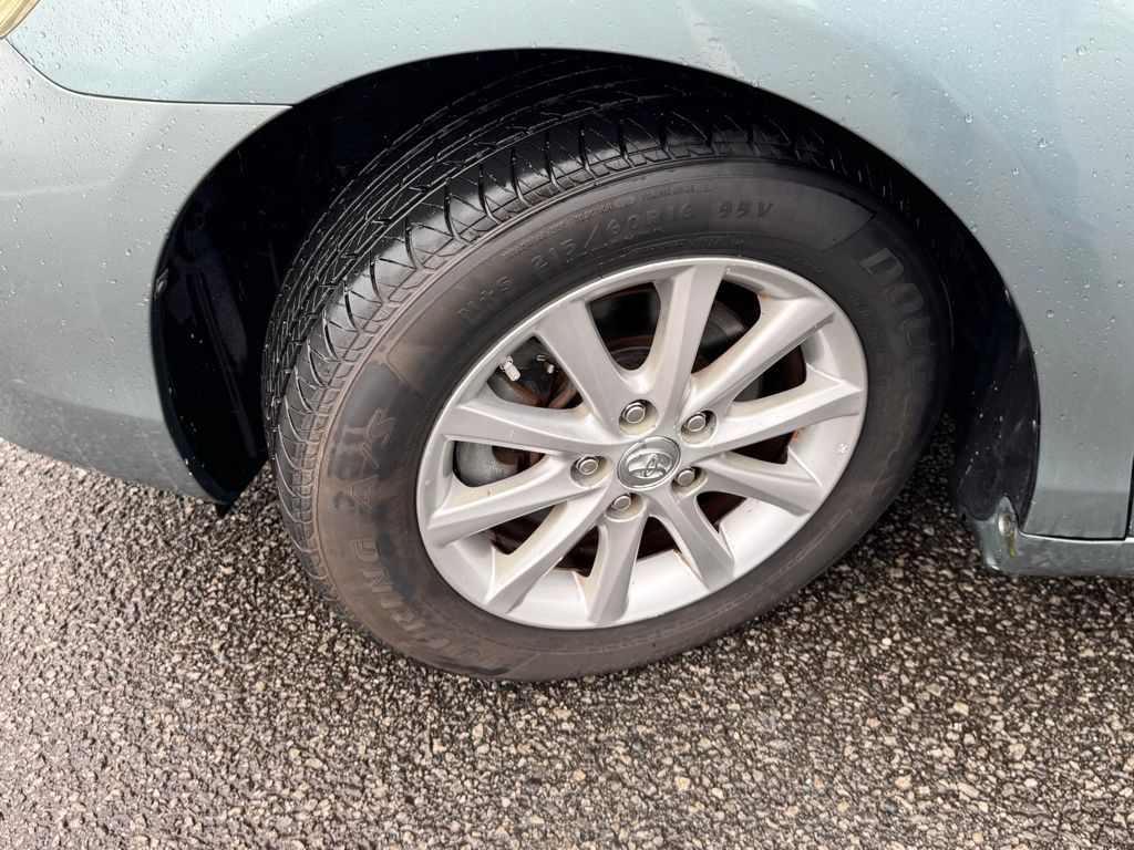 2011 Toyota Camry XLE photo 18