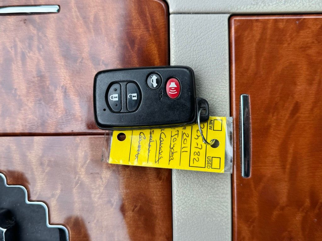 2011 Toyota Camry XLE photo 19