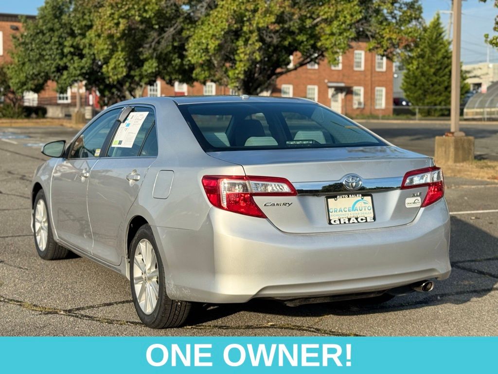 2014 Toyota Camry XLE photo 3