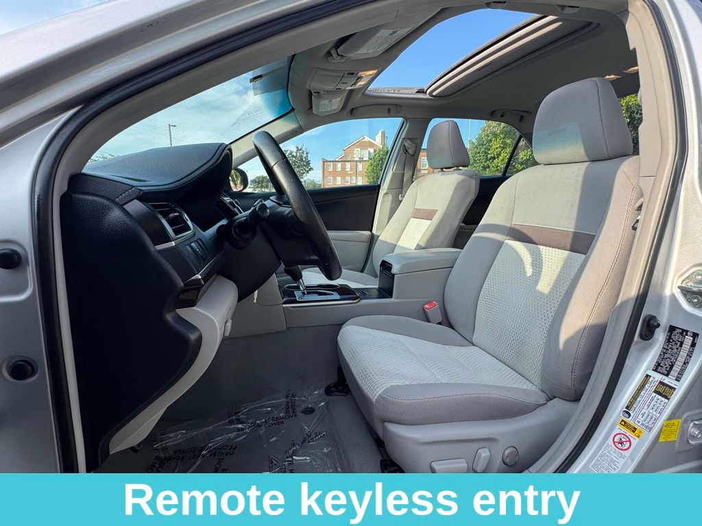 2014 Toyota Camry XLE photo 13