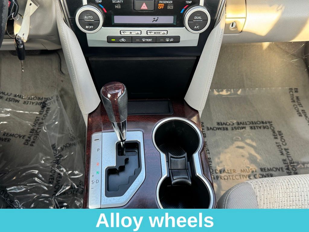 2014 Toyota Camry XLE photo 21