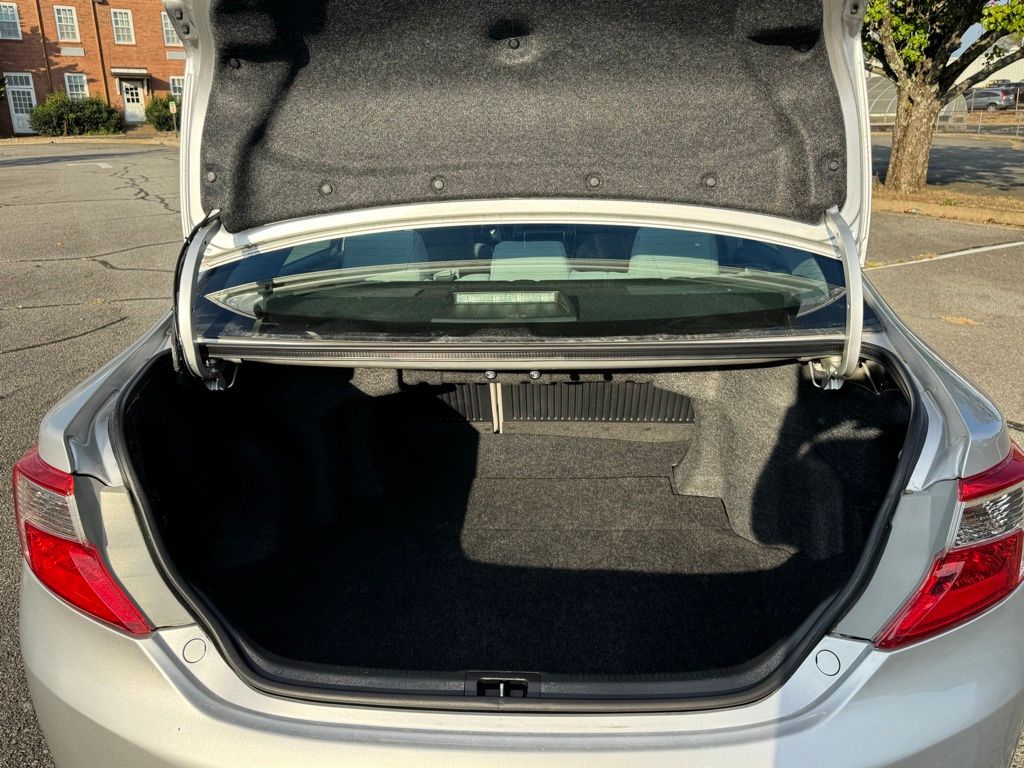2014 Toyota Camry XLE photo 25