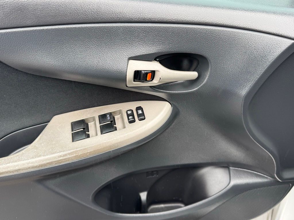 2013 Toyota Corolla S photo 16