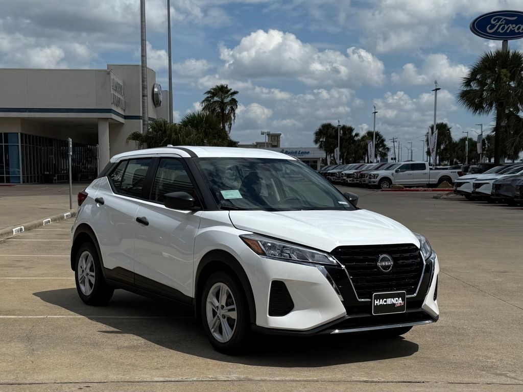 2025 Nissan Kicks Play S photo 3
