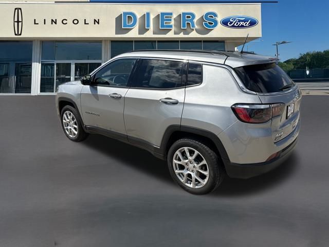 2023 Jeep Compass Latitude Lux photo 3