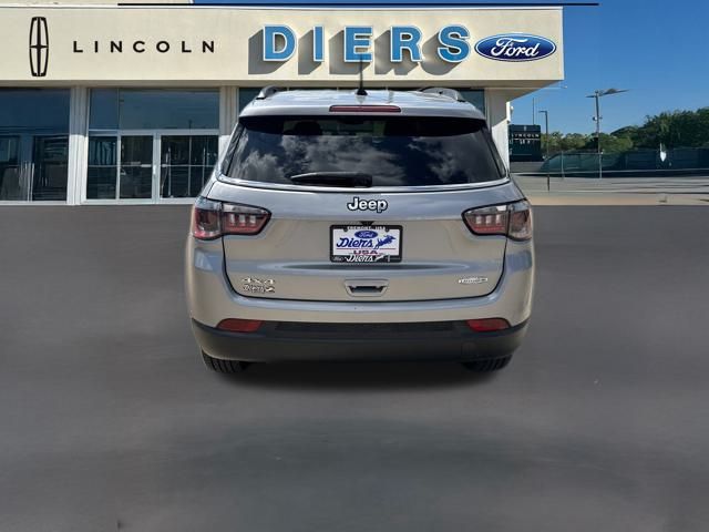 2023 Jeep Compass Latitude Lux photo 4