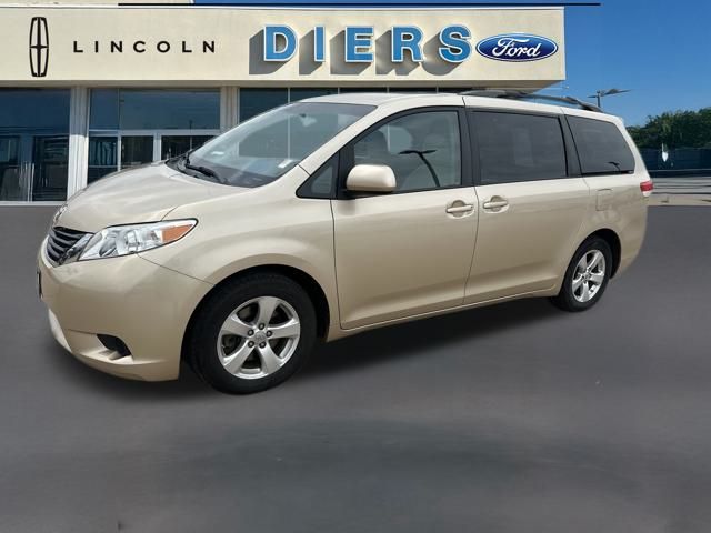 2013 Toyota Sienna LE photo 2