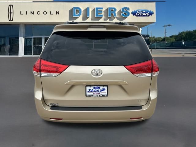 2013 Toyota Sienna LE photo 4