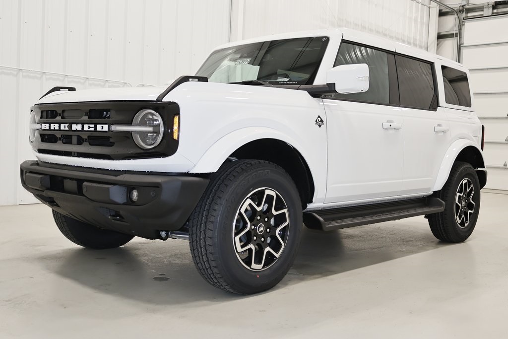 2025 Ford Bronco Outer Banks photo 3