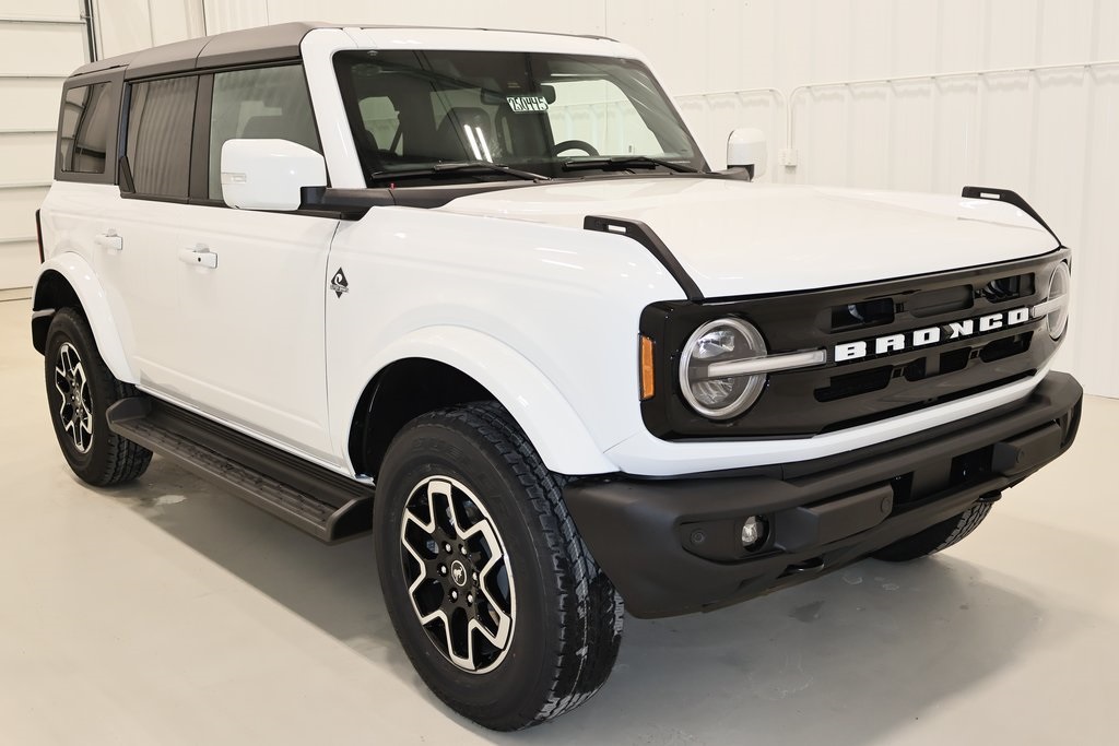 2025 Ford Bronco Outer Banks photo 2