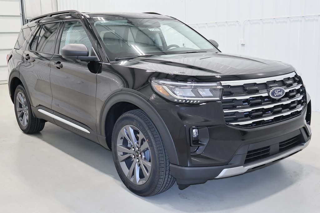 2025 Ford Explorer photo 2
