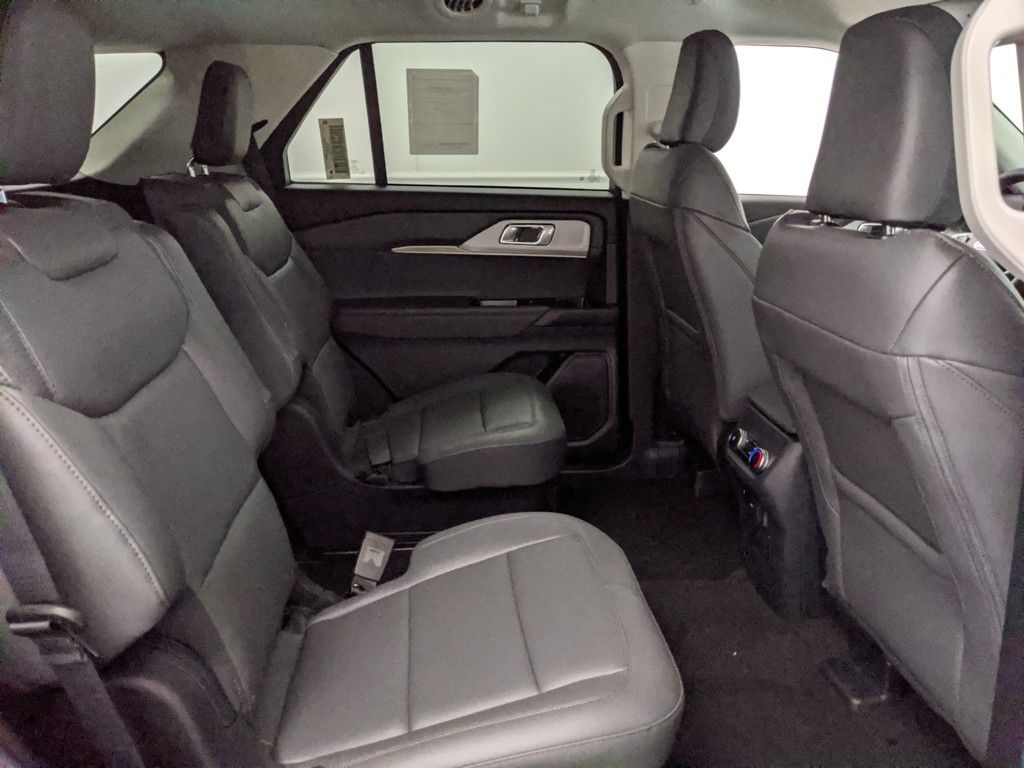2025 Ford Explorer photo 4