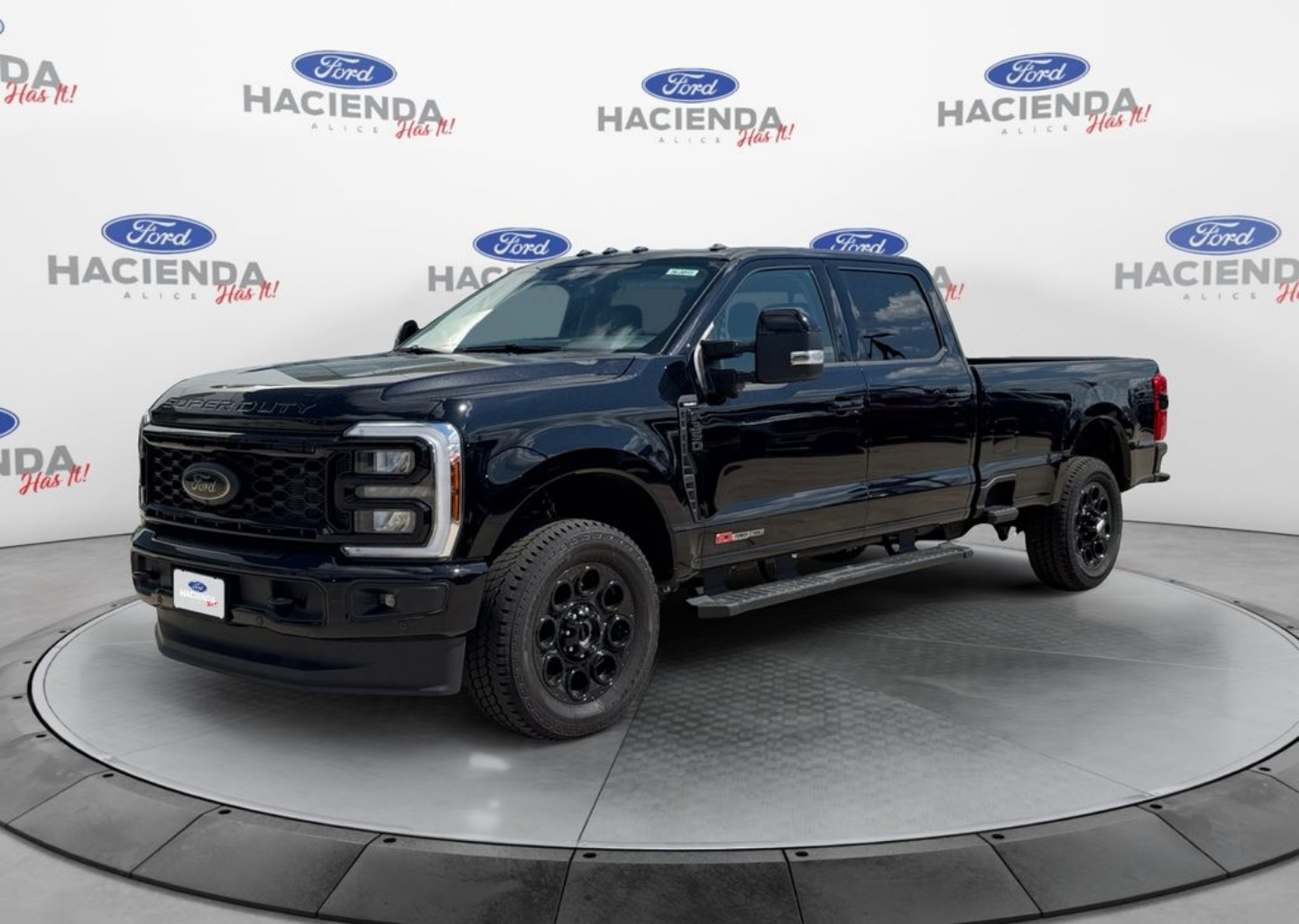 2025 Ford F-350 Super Duty Lariat's photo