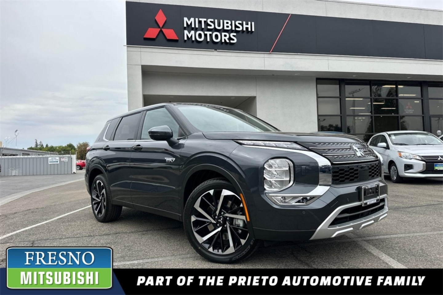 2025 Mitsubishi Outlander Plug-in Hybrid SE's photo