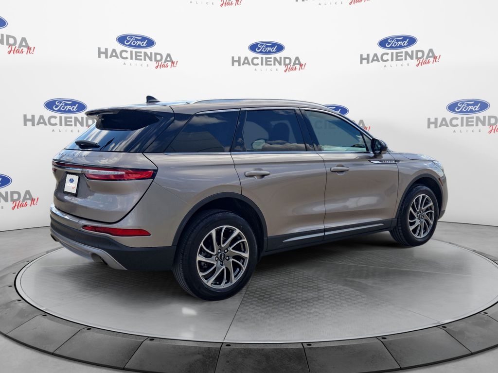 2021 Lincoln Corsair Standard photo 4