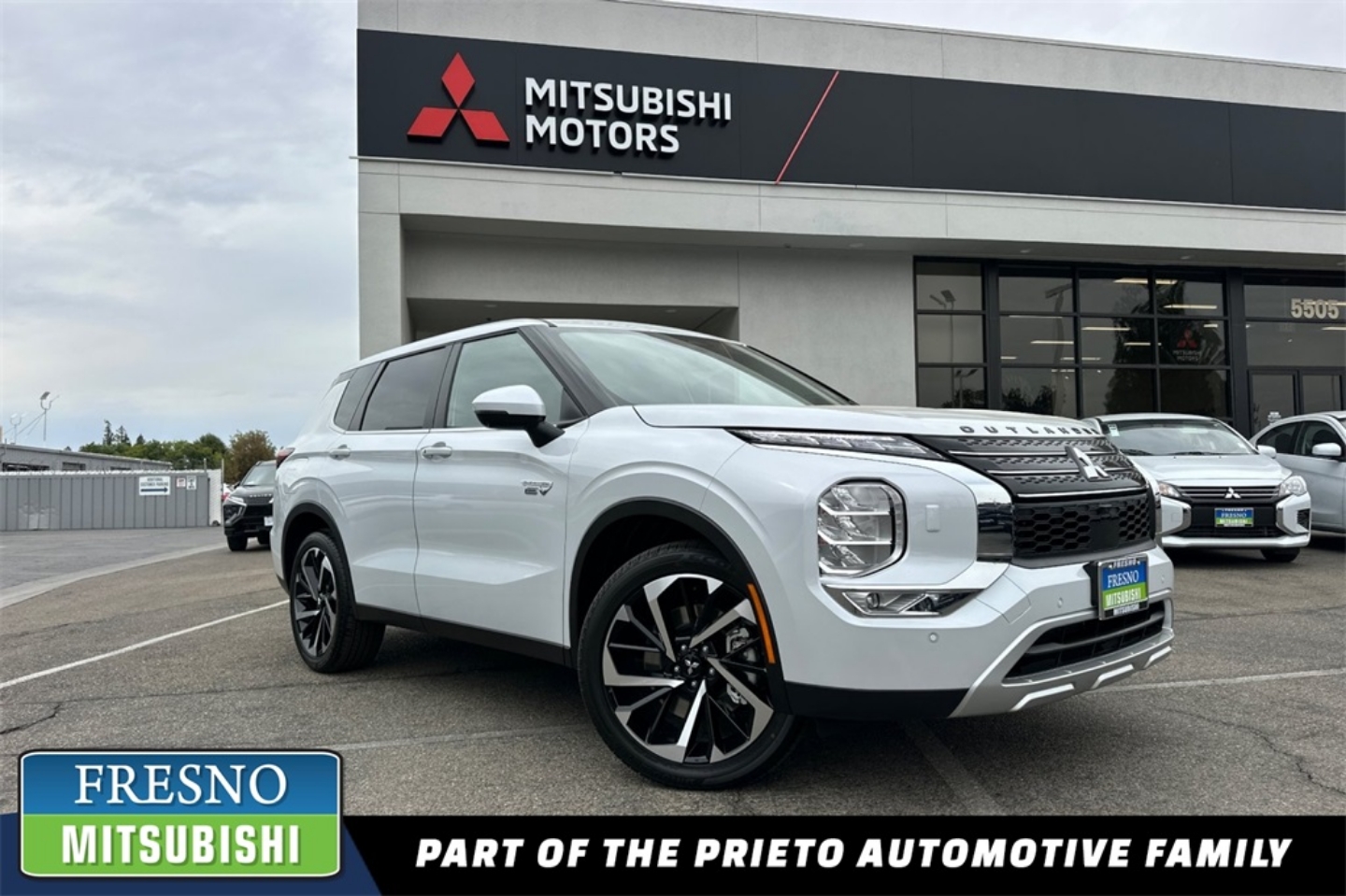 2025 Mitsubishi Outlander Plug-in Hybrid SE's photo