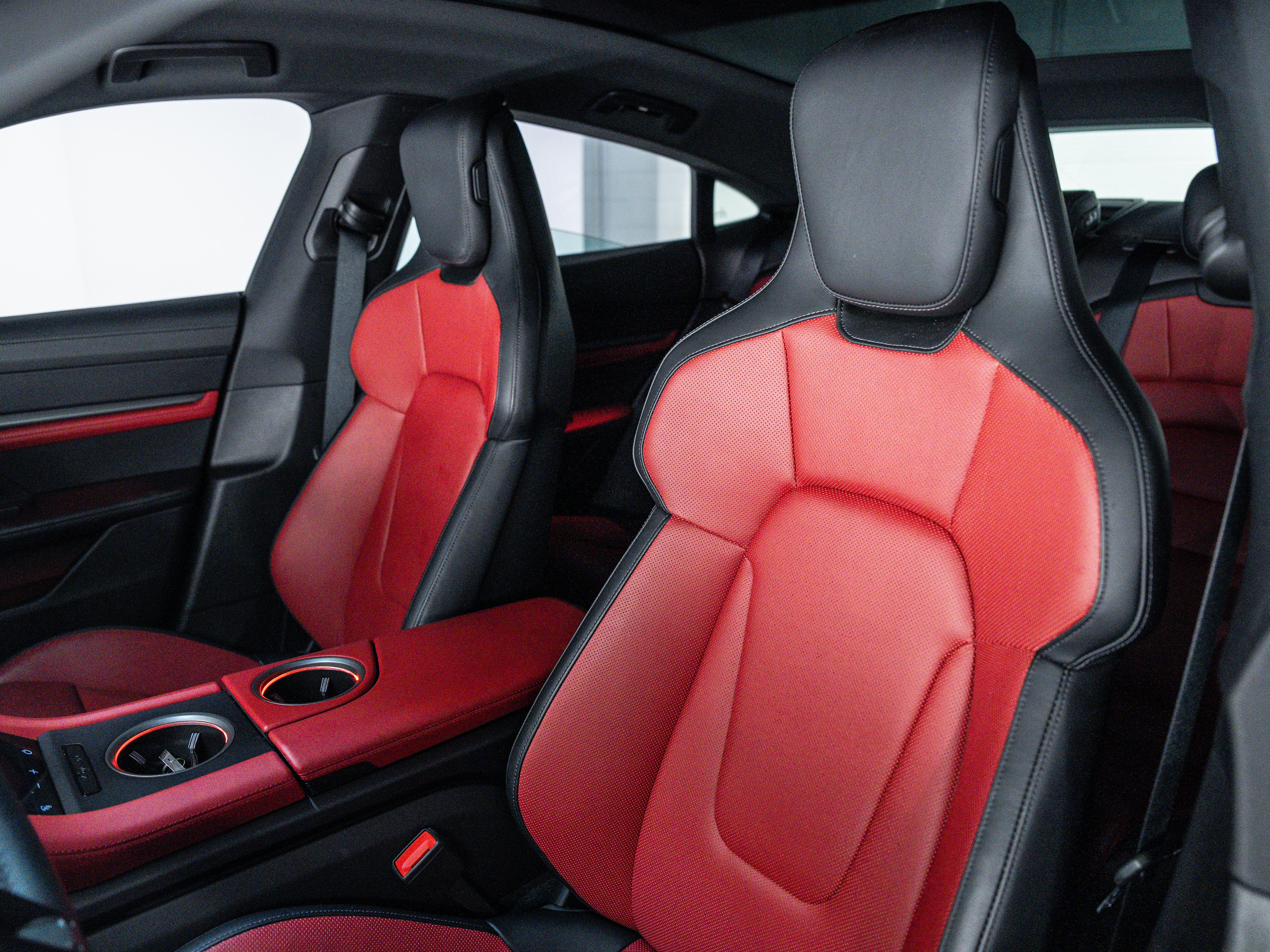 2025 Porsche Taycan 4S photo 4