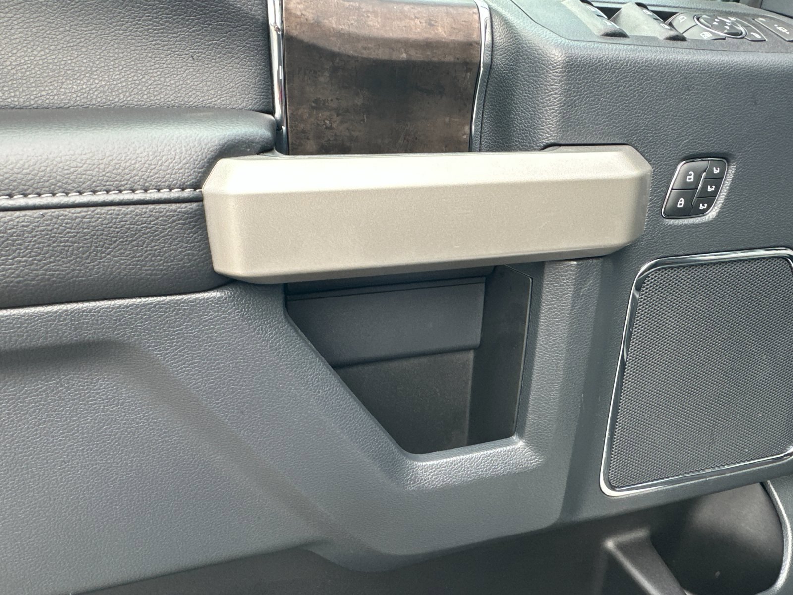 2022 Ford F-350 Lariat photo 10