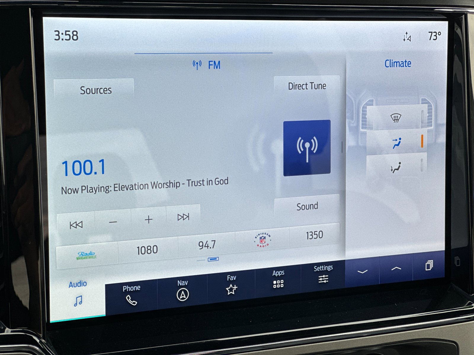 2022 Ford F-350 Lariat photo 16