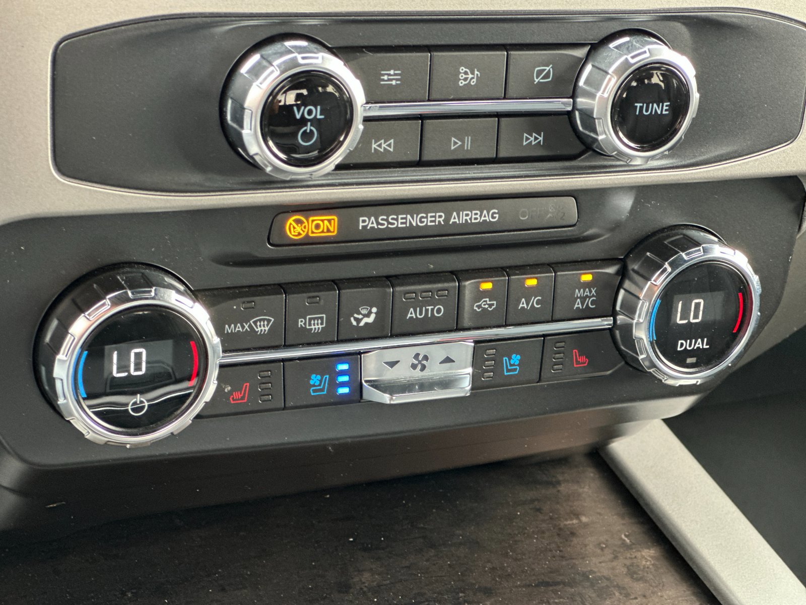 2022 Ford F-350 Lariat photo 19