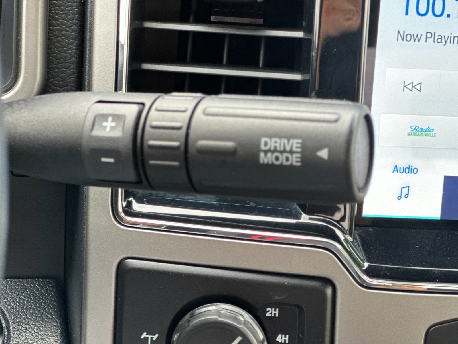 2022 Ford F-350 Lariat photo 20