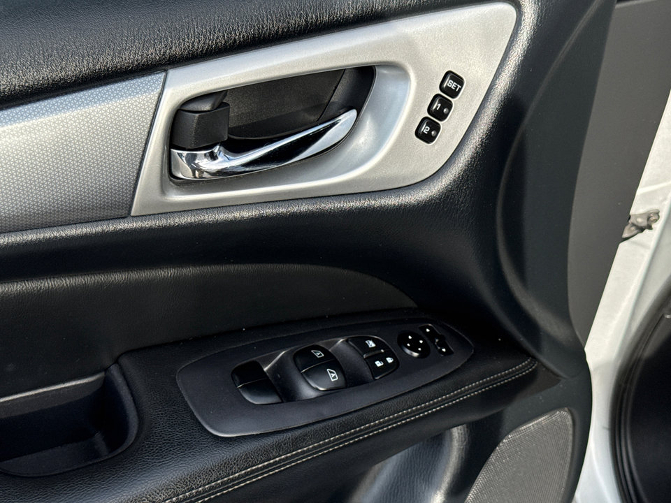 2019 Nissan Pathfinder SL photo 25