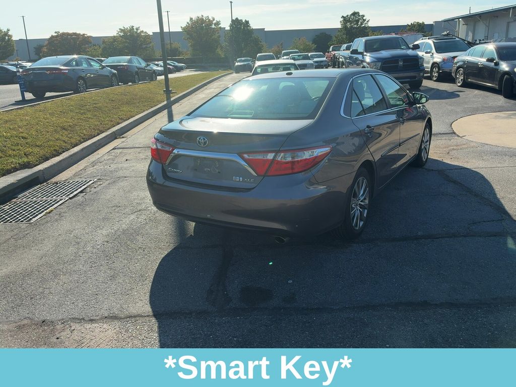 2016 Toyota Camry Hybrid XLE photo 8