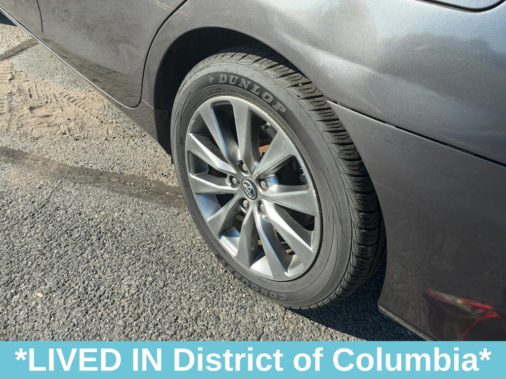 2016 Toyota Camry Hybrid XLE photo 18