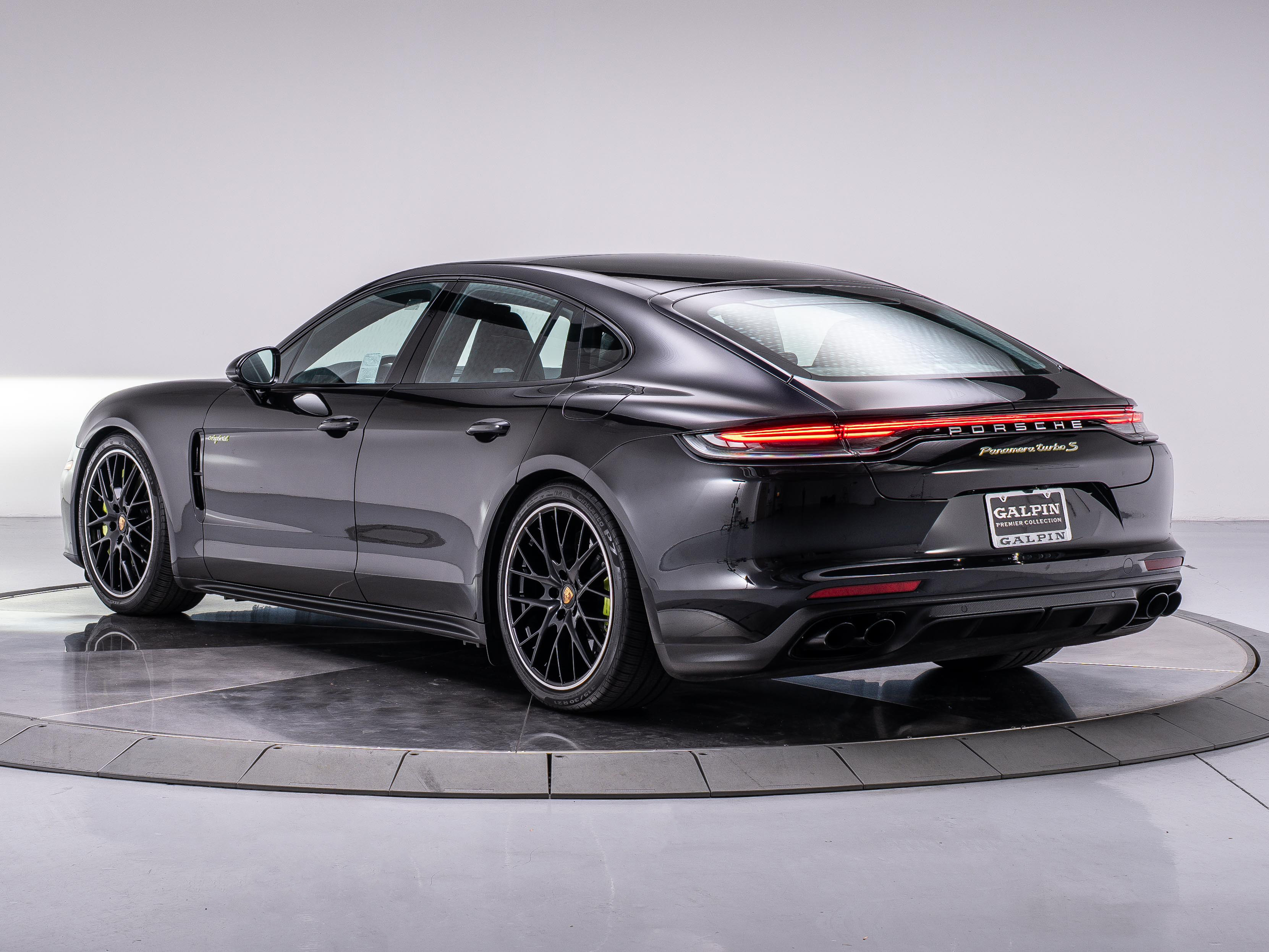 2023 Porsche Panamera Turbo S E-Hybrid photo 3