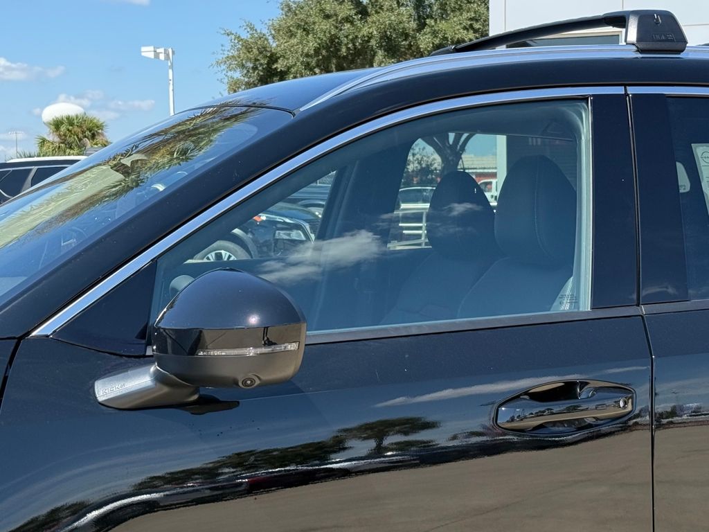 2026 Nissan Kicks SR photo 2