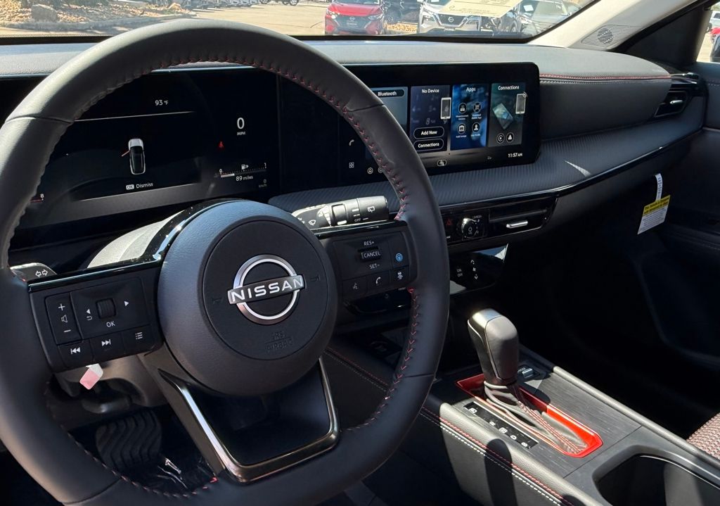 2026 Nissan Kicks SR photo 3