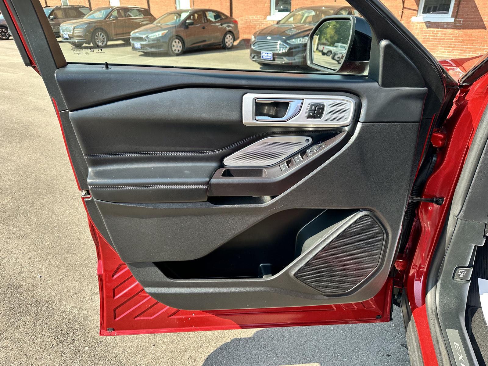2020 Ford Explorer Platinum photo 8