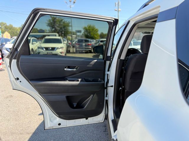 2022 Nissan Pathfinder SV photo 16