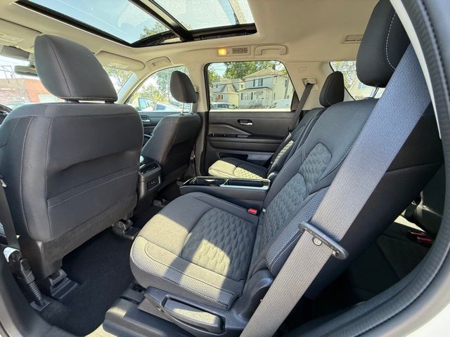 2022 Nissan Pathfinder SV photo 17