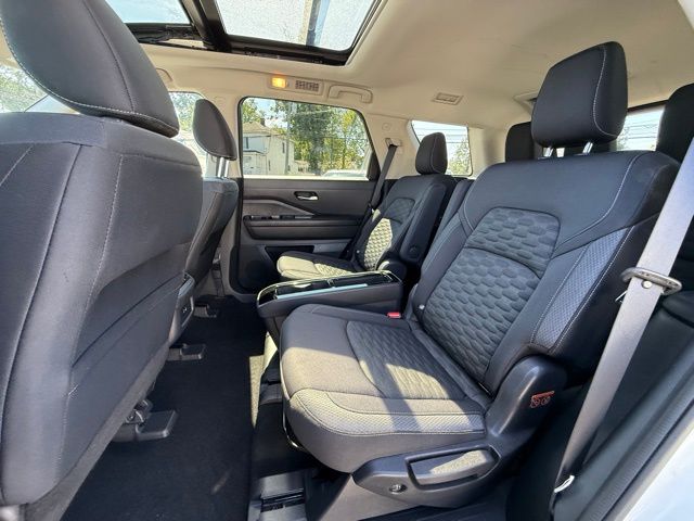 2022 Nissan Pathfinder SV photo 18