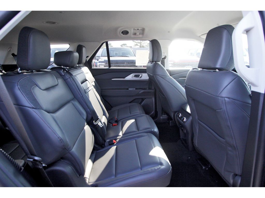 2025 Ford Explorer photo 3