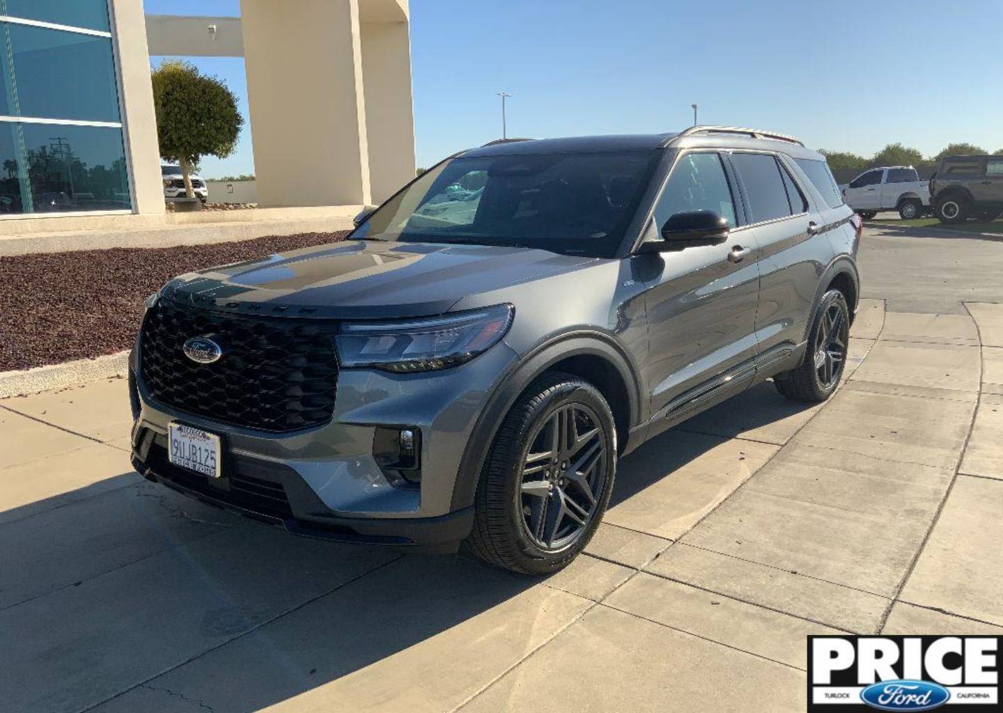 2025 Ford Explorer ST-LINE's photo