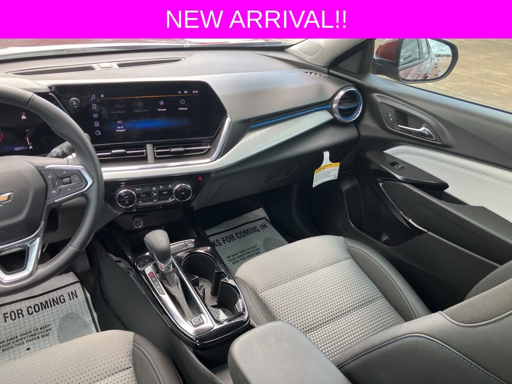 2025 Chevrolet Trax LT photo 12